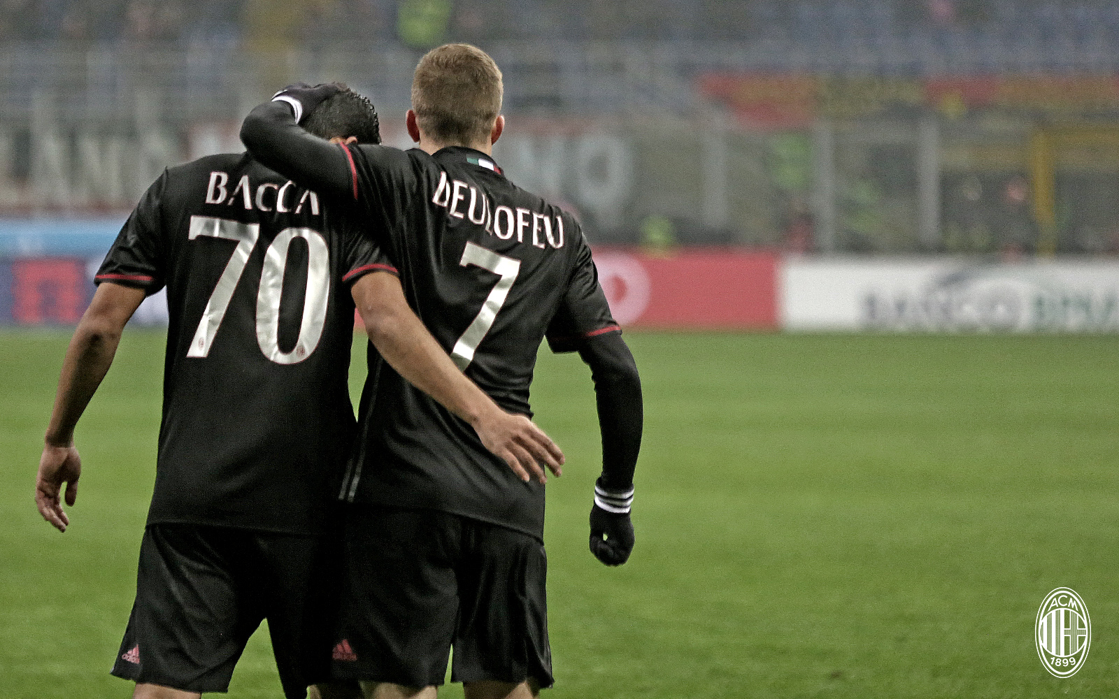 Bacca e Deulofeu si abbracciano durante Milan-Fiorentina