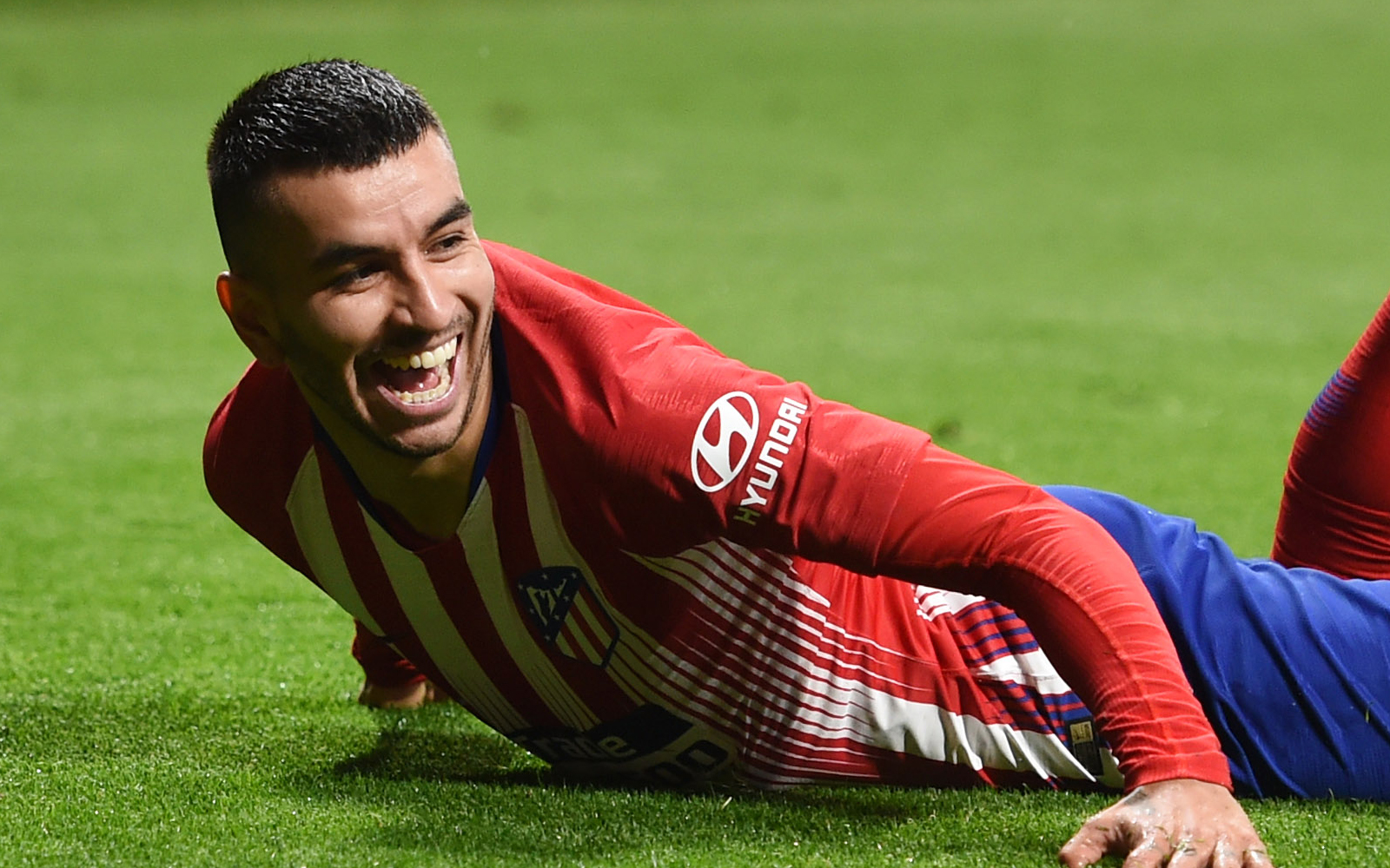 Angel Correa con la maglia dell'Atletico Madrid.