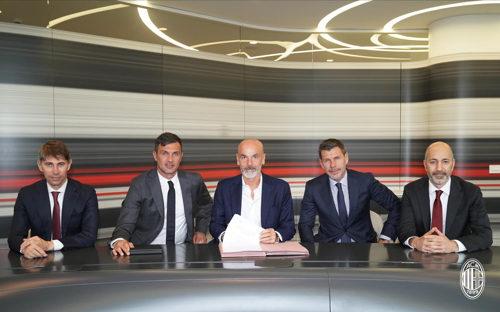 Stefano Pioli firma contratto Milan con Massara, Paolo Maldini, Boban e Gazidis