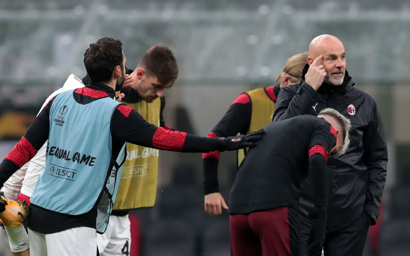 Stefano Pioli si tocca il dito con la testa durante il riscaldamento pre partita del Milan