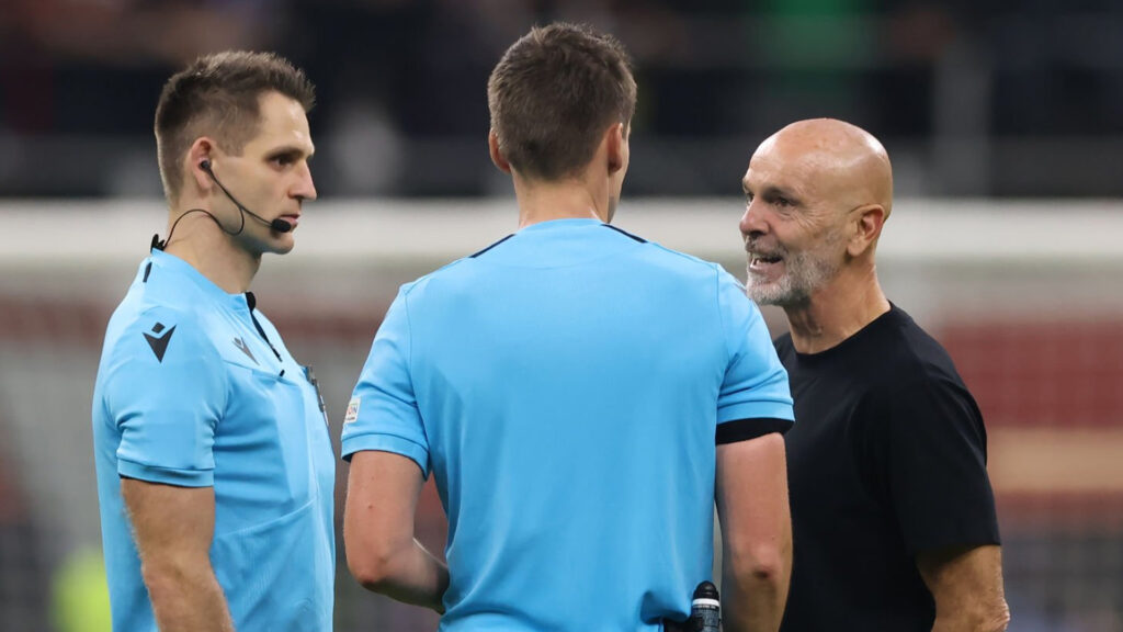 Milan-Chelsea: Pioli a colloquio con l'arbitro a fine partita