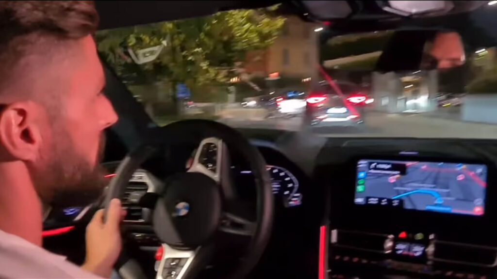 Olivier Giroud ripreso in auto mentre gira per le vie di Milano cantando 