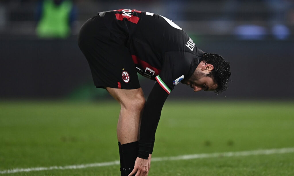 Davide Calabria in difficoltà durante Lazio. (Credit: Image Photo Agency)-Milan