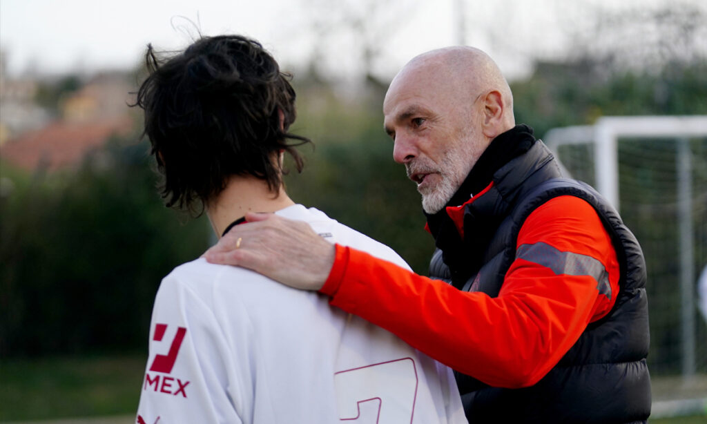 Mister Pioli, visita a sorpresa alla squadra del Vharese. (Credit: AC Milan)