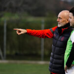 Stefano Pioli dirige l'allenamento del Vharese. (Credit: AC Milan)