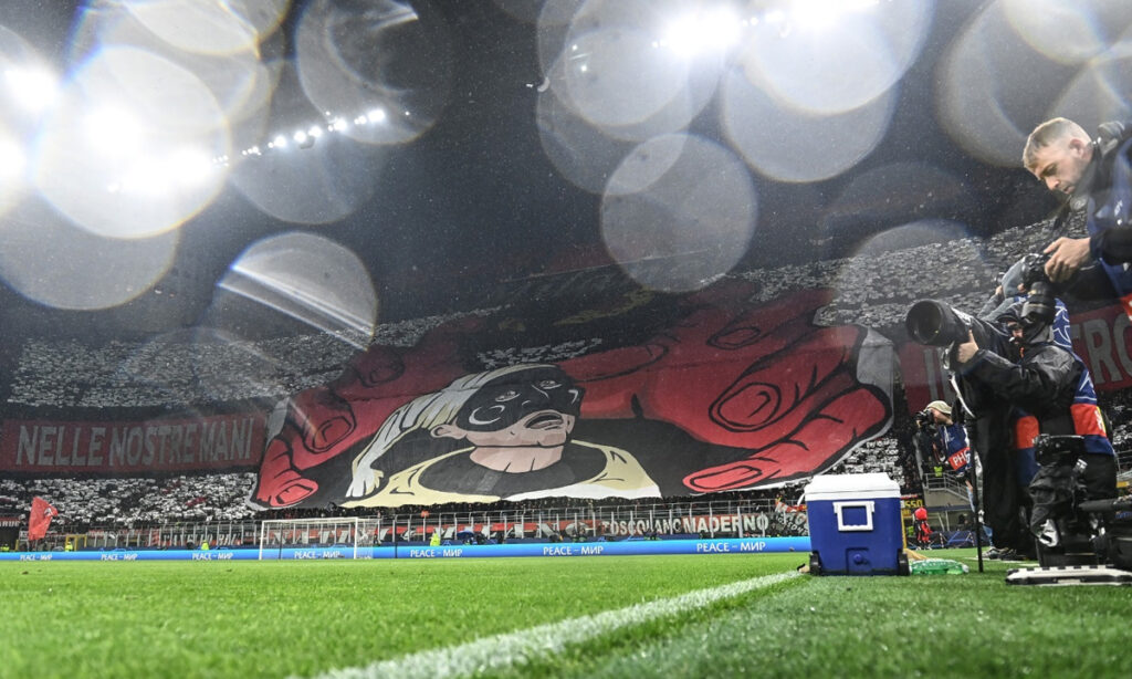 La spettacolare coreografia in Curva Sud durante Milan-Napoli di Champions. (Credit: Image Photo Agency)