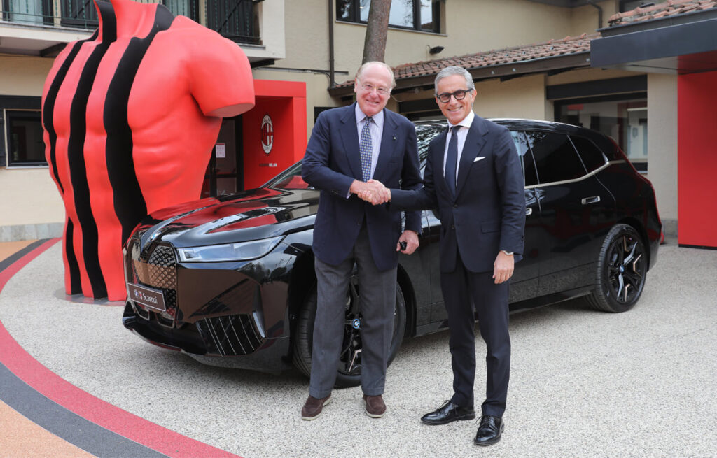 Il presidente del Milan Scaroni posa a Milanello insieme al numero uno di BMW Italia.