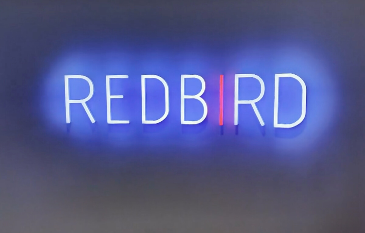 L'insegna luminosa di RedBird nella sede di Beverly Hills (fonte: Sky Sport)