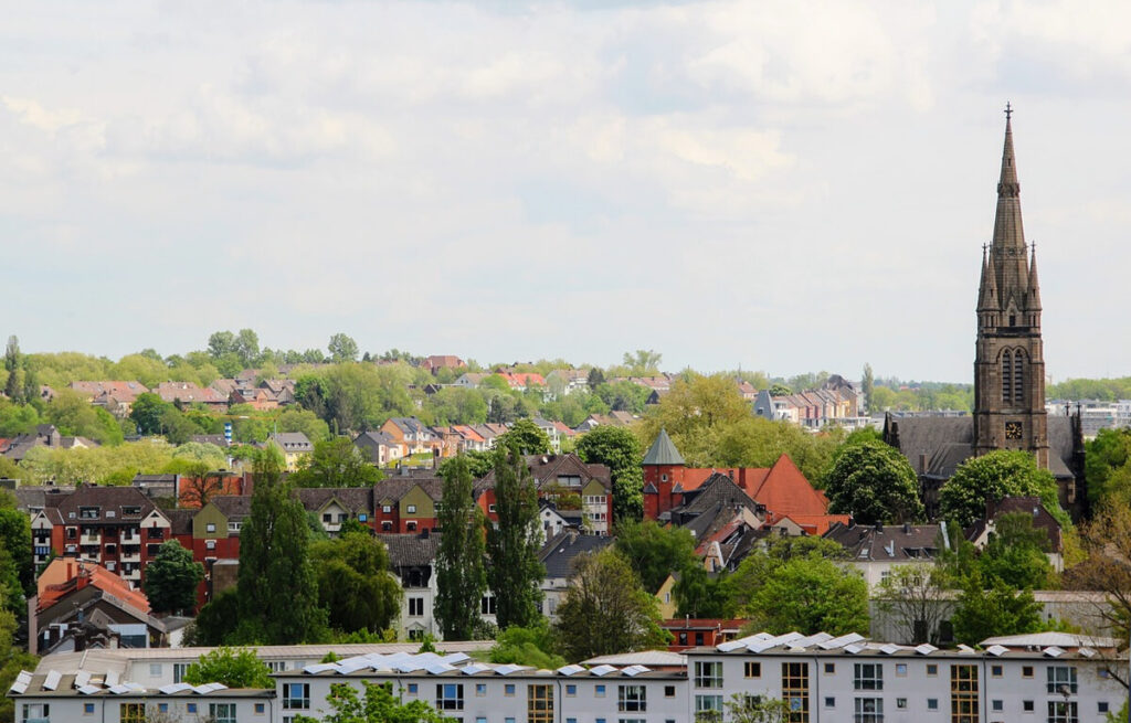Dortmund sorge nella parte orientale della regione industriale della Ruhr, una megalopoli di 5,3 milioni di abitanti formata da undici città autonome.