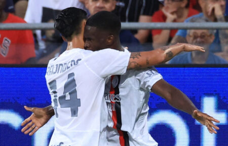 L'abbraccio tra Reijnders e Tomori durante Cagliari-Milan