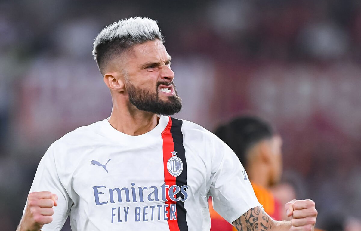 Olivier Giroud esulta dopo aver segnato l'1-0 all'Olimpico contro la Roma.