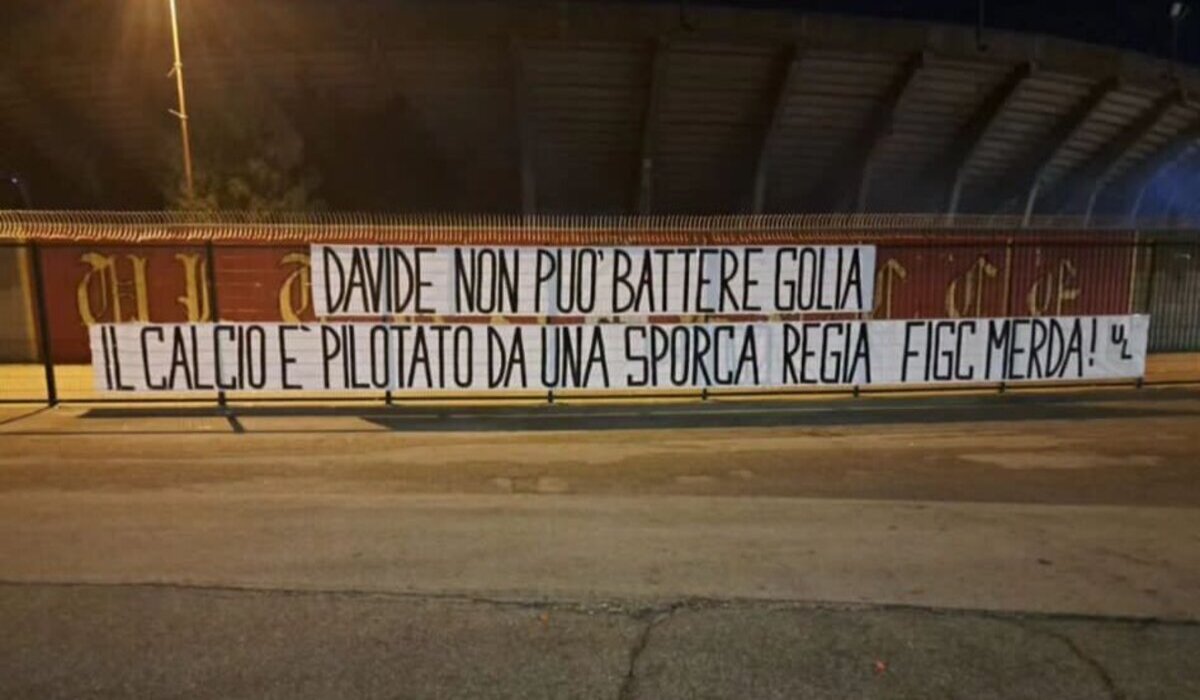 Striscione dei tifosi del Lecce contro il Milan e la FIGC
