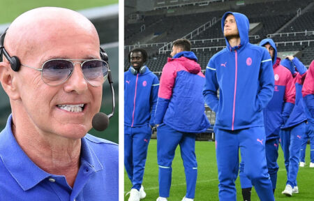 Arrigo Sacchi con l'auricolare e il Milan walkaround a Newcastle