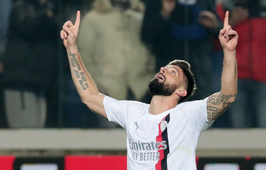 milan giroud braccia al cielo esulta dopo il gol segnato all'Atalanta