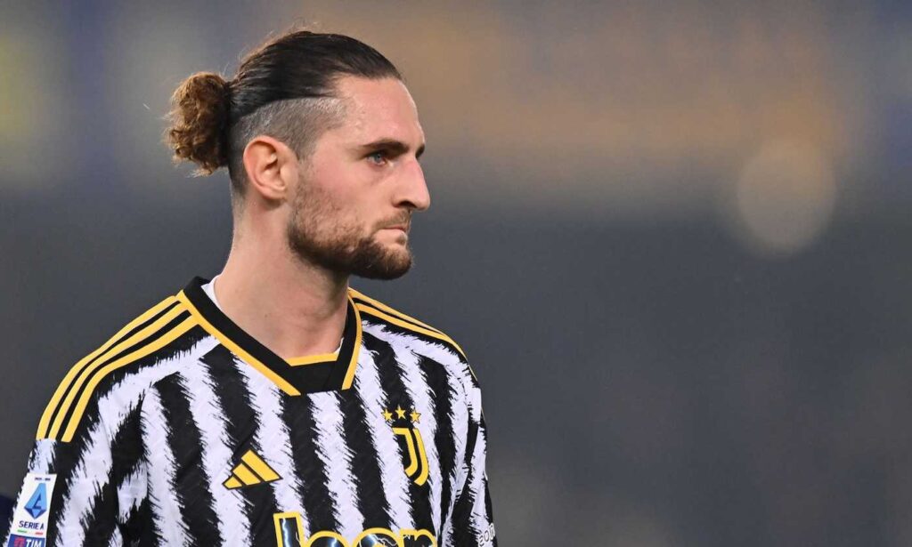 Rabiot con la maglia della Juve e guardo serio