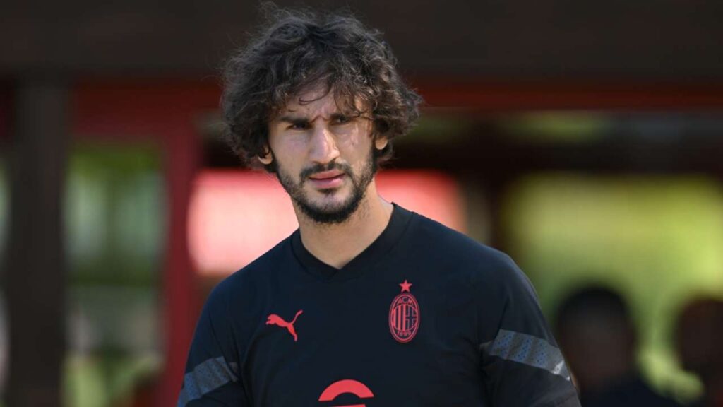 milan, yacine adli con sguardo serio e divisa d'allenamento