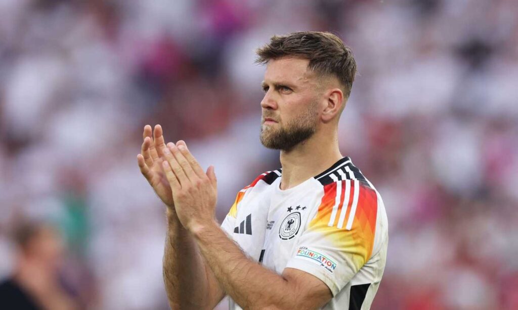 fullkrug applaude con la maglia della germania