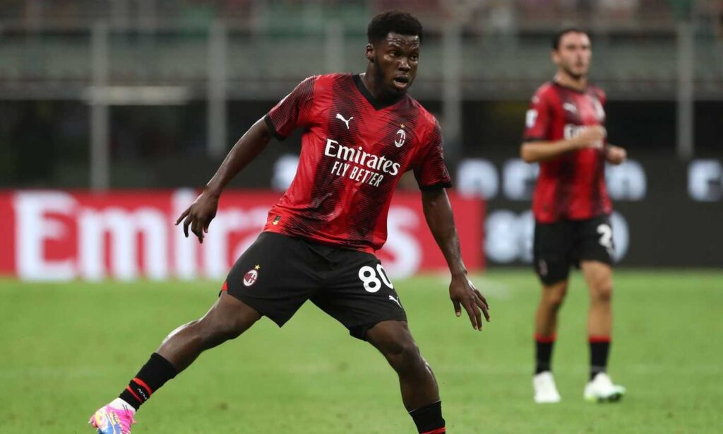 yunus musah controlla la palla con la maglia del milan