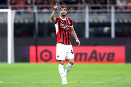 matteo gabbia indica con la maglia del milan