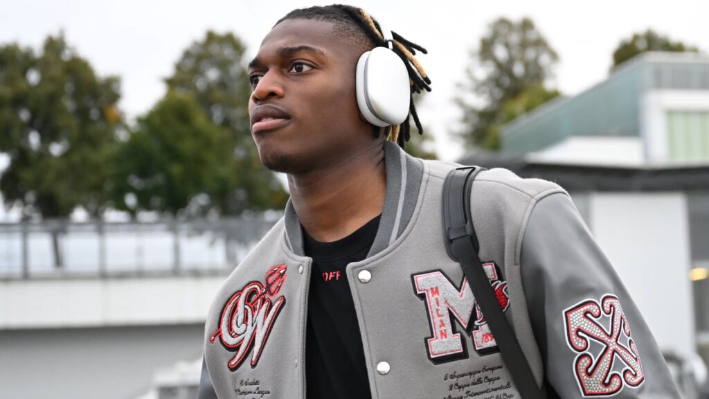 SOCIAL - Milan, Rafael Leao ospite d’onore dell’Olimpia Milano: sorrisi e maglia personalizzata. La foto