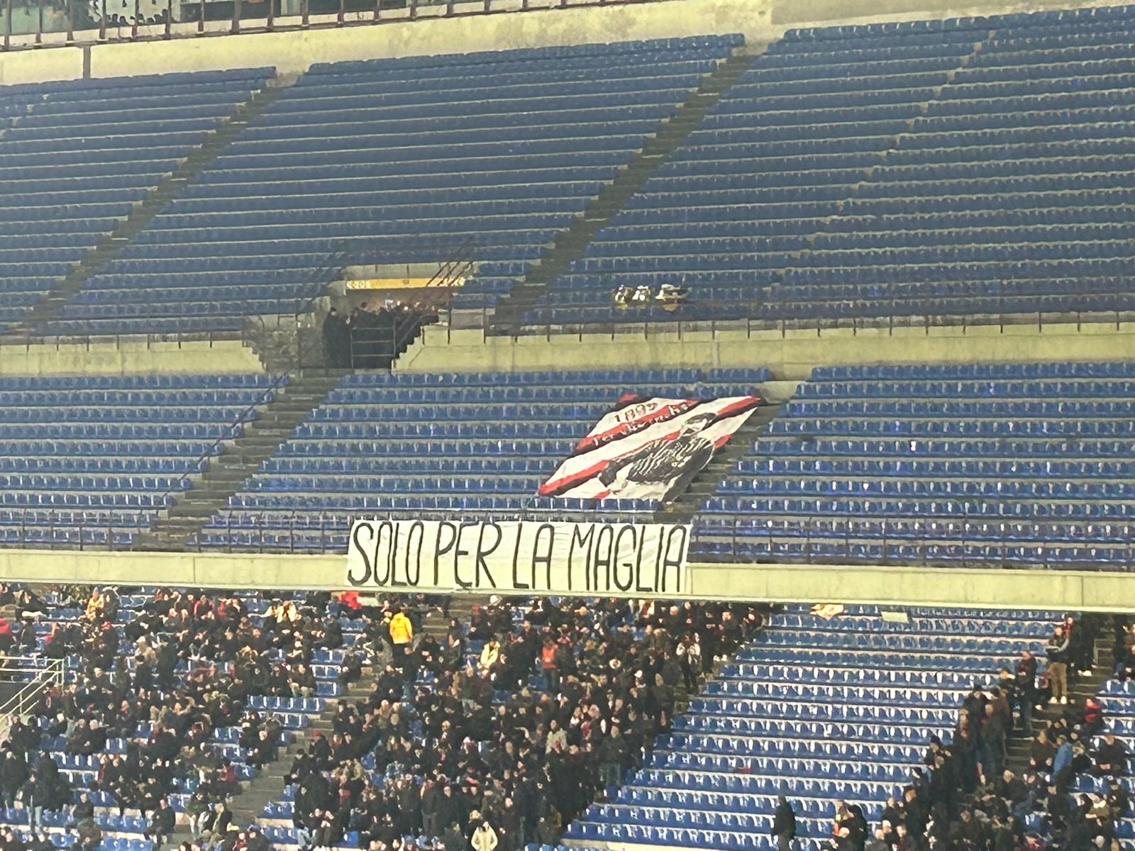 VIDEO – Curva Sud MIlan, tutto San Siro in coro: Gerry Cardinale vattene